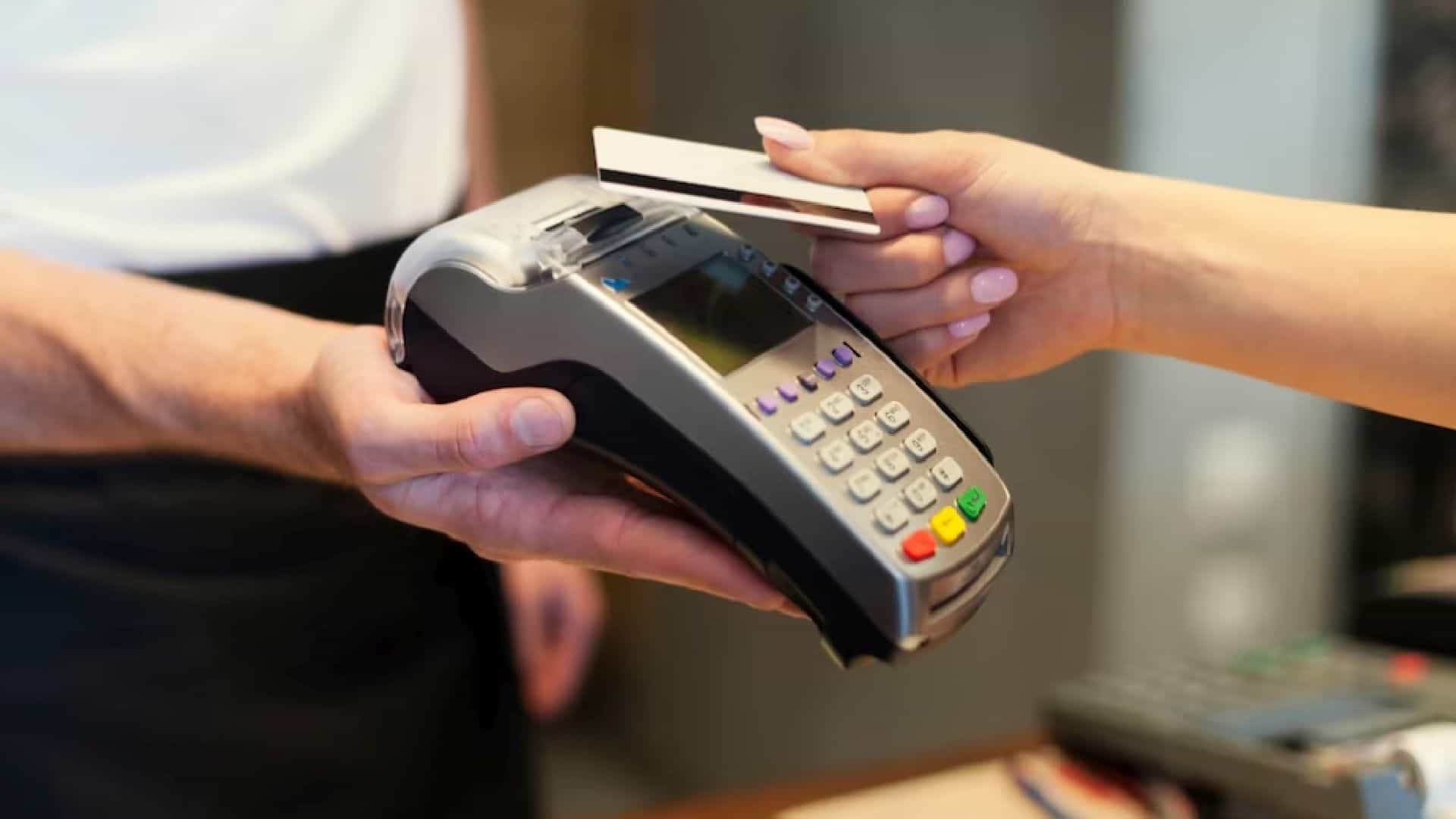 Cómo evitar el sobrecargo por conversión de moneda en tarjetas de crédito